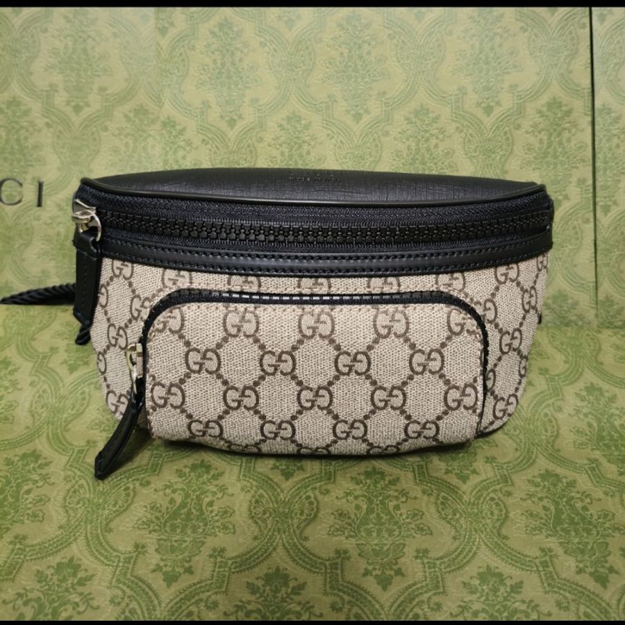 GUCCI 古馳 GUCCI經典LOGO拉鍊印花PVC胸腰包(黑x烏木色)-0