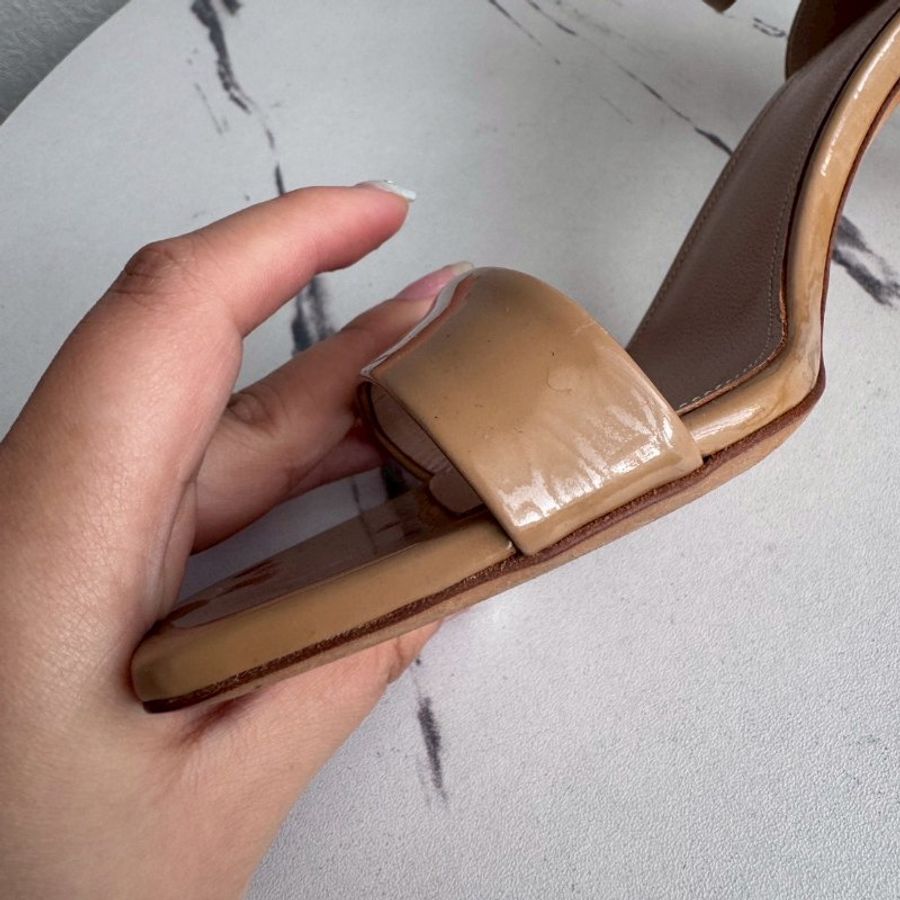 YSL 駝色漆皮細跟涼鞋-9