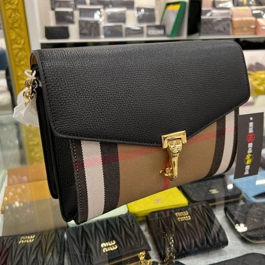 東區正精品㊣BURBERRY 8080321 MACKEN 全新黑色皮革拼格紋金釦釦式翻蓋肩背包斜背包 RZ5414-1