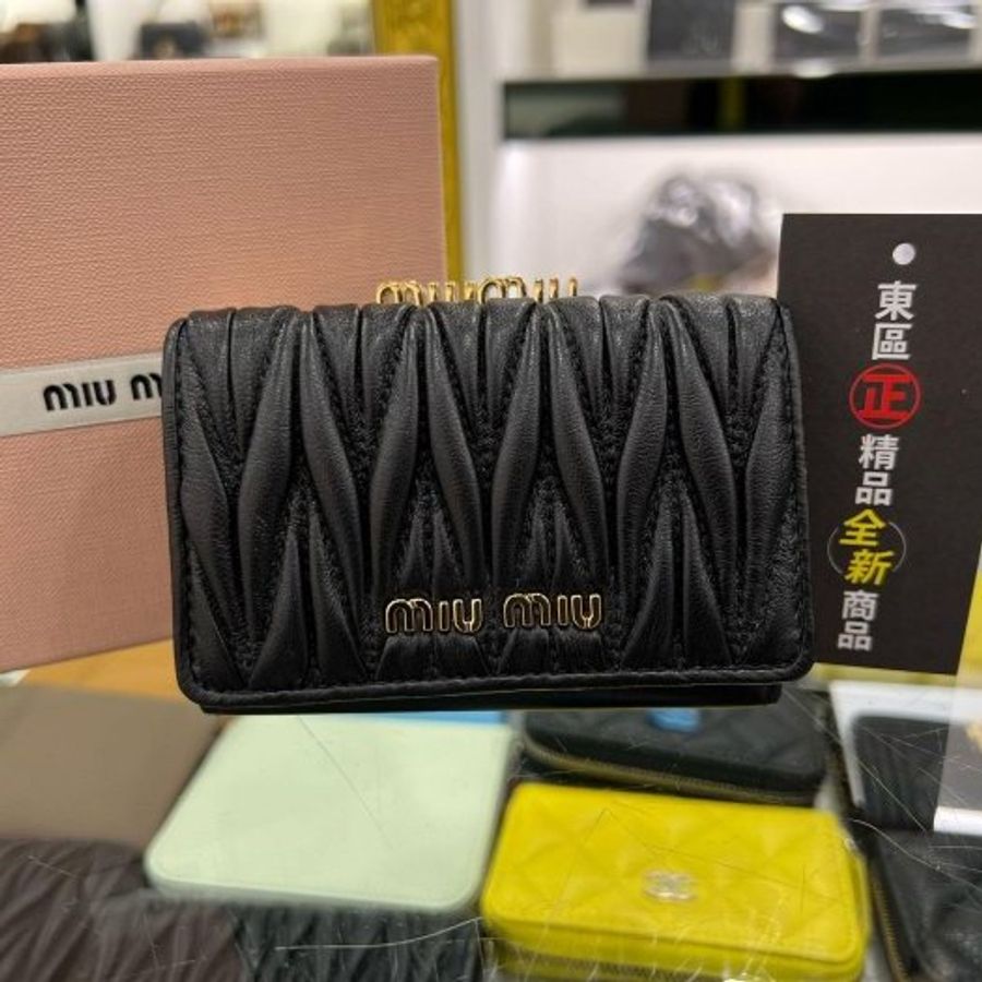 東區正精品㊣MIU MIU 5ME005 全新黑色全皮皺摺三折金釦短夾 RZ5385-0