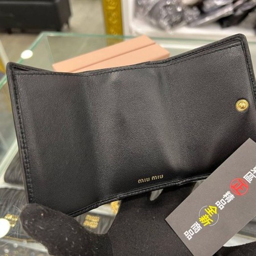 東區正精品㊣MIU MIU 5ME005 全新黑色全皮皺摺三折金釦短夾 RZ5385-2
