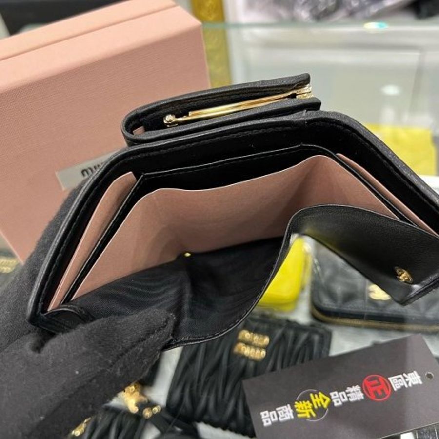 東區正精品㊣MIU MIU 5ME005 全新黑色全皮皺摺三折金釦短夾 RZ5385-3