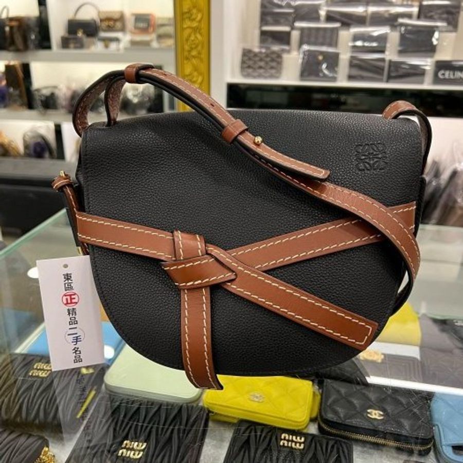 東區正精品㊣LOEWE GATE 黑色荔枝紋拼焦糖色牛皮斜背包郵差包馬鞍包綁帶禮物包小款 RZ5034-0