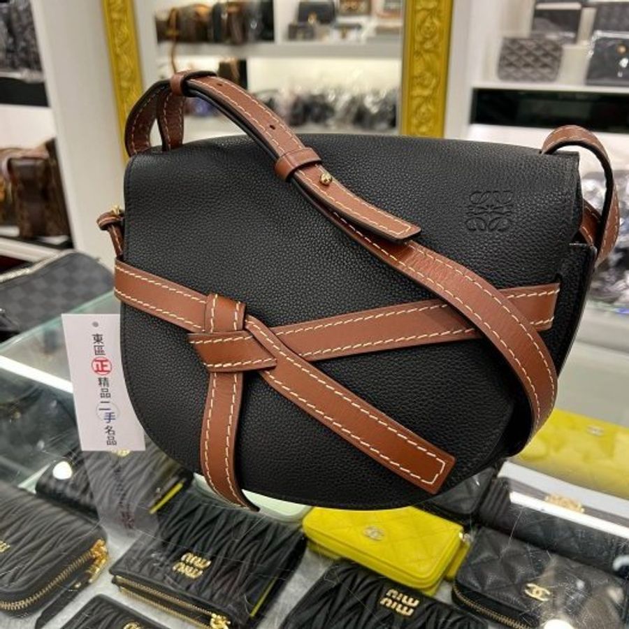 東區正精品㊣LOEWE GATE 黑色荔枝紋拼焦糖色牛皮斜背包郵差包馬鞍包綁帶禮物包小款 RZ5034-2