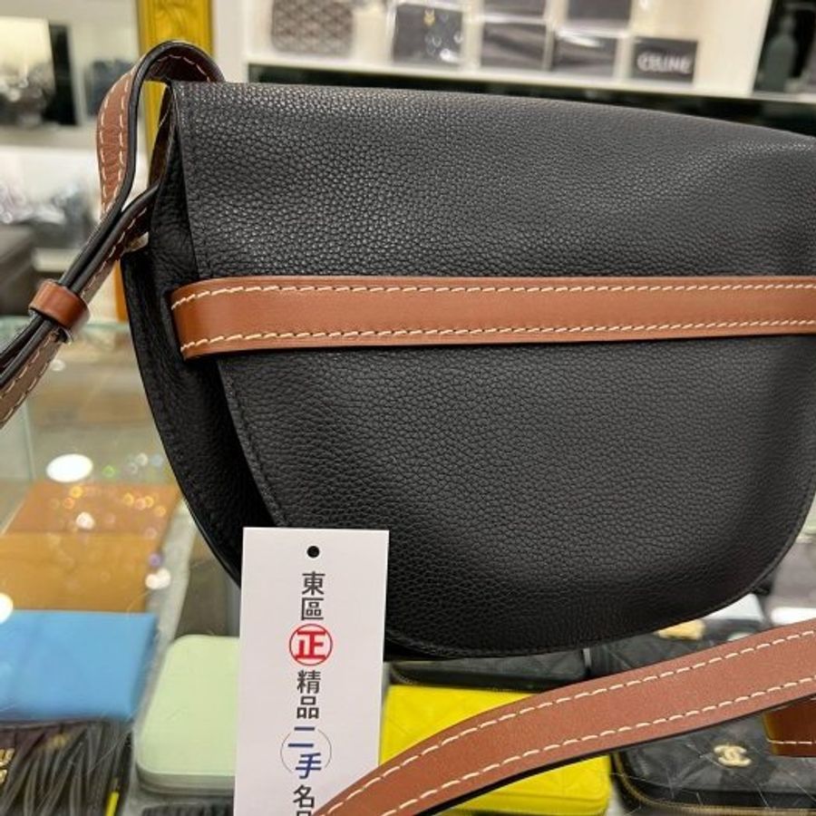 東區正精品㊣LOEWE GATE 黑色荔枝紋拼焦糖色牛皮斜背包郵差包馬鞍包綁帶禮物包小款 RZ5034-9