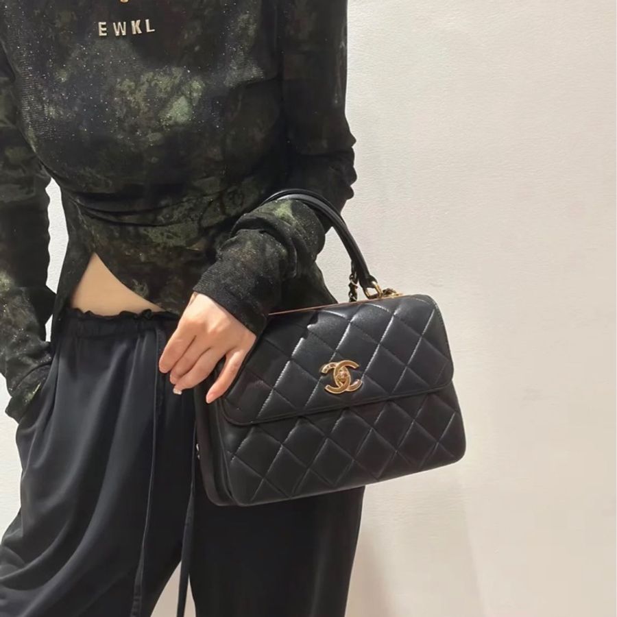 ✨Chanel trendy cc 旋轉扣郵差包 經典黑金 優雅實用🖤-1