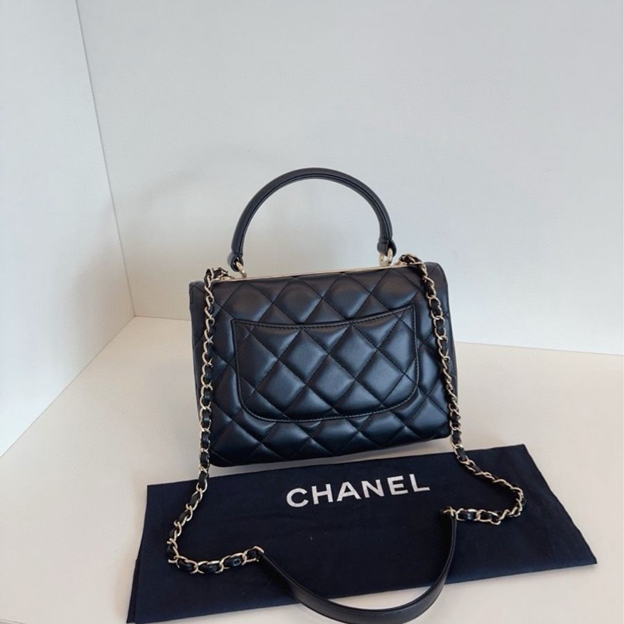 ✨Chanel trendy cc 旋轉扣郵差包 經典黑金 優雅實用🖤-5