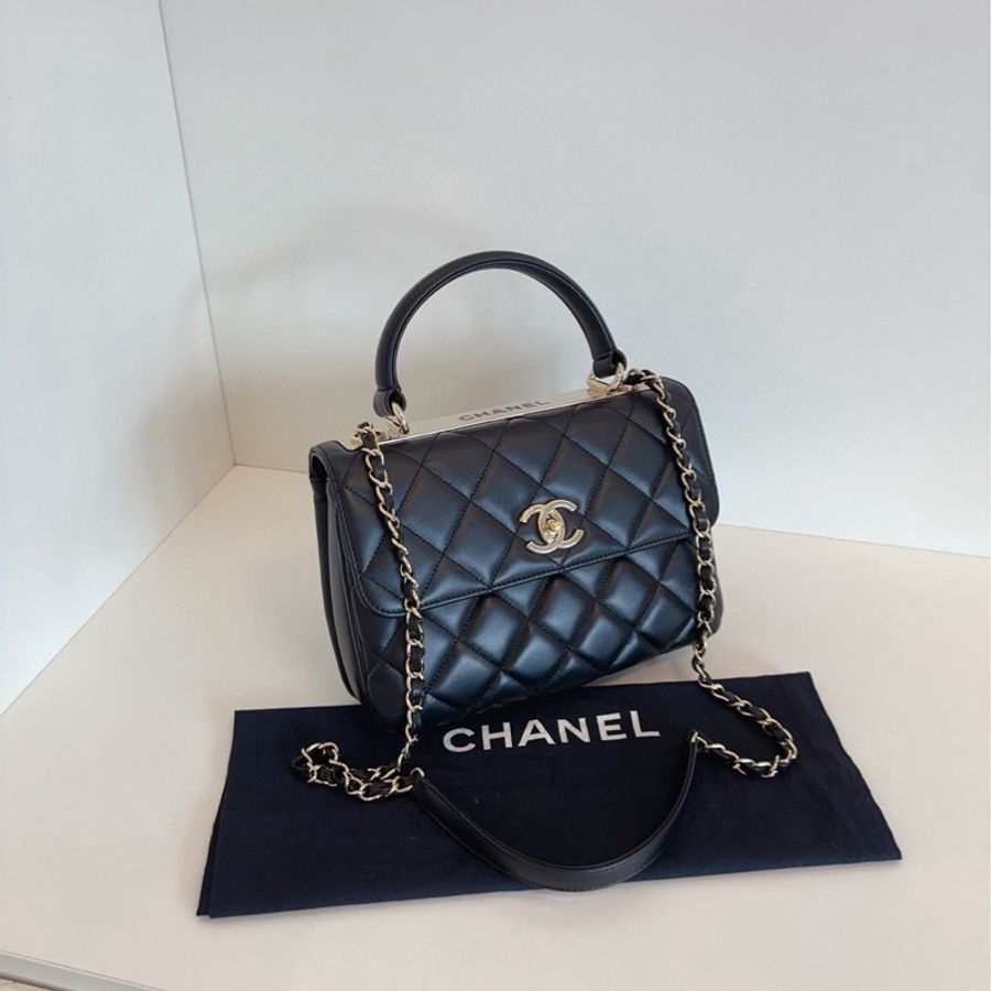 ✨Chanel trendy cc 旋轉扣郵差包 經典黑金 優雅實用🖤-6