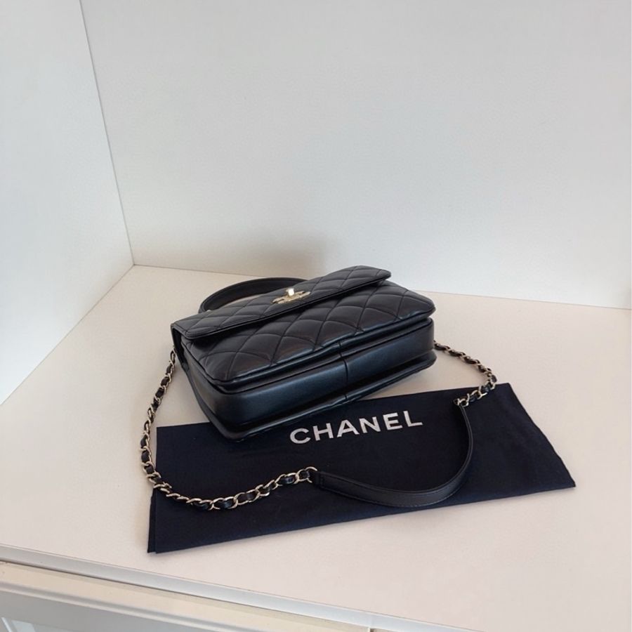 ✨Chanel trendy cc 旋轉扣郵差包 經典黑金 優雅實用🖤-8