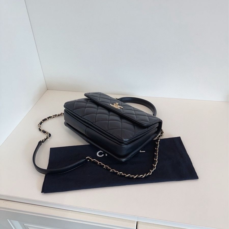 ✨Chanel trendy cc 旋轉扣郵差包 經典黑金 優雅實用🖤-9