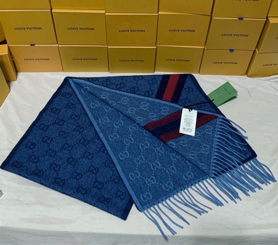 ‼️最後一條 全台最甜 全新含吊牌 Gucci 古馳 深藍雙色滿版logo 羊毛圍巾 披肩-2