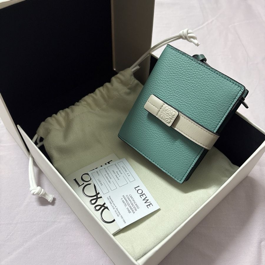Loewe柔軟粒面小牛皮小型拉鍊短錢包-3