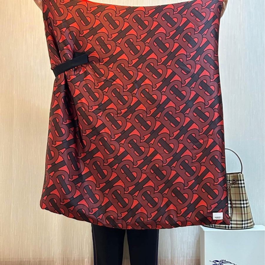 BURBERRY英國典藏圍巾印花絲緞寬鬆披肩/緋紅-6