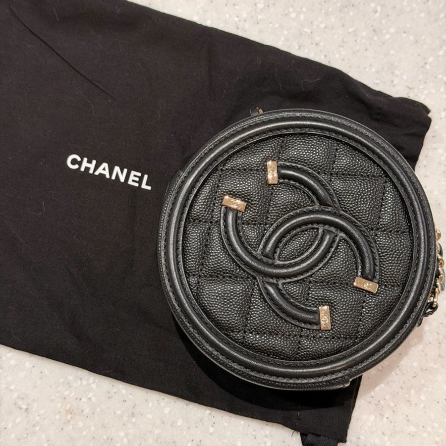 Chanel CC Filigree 黑色圓餅包-0