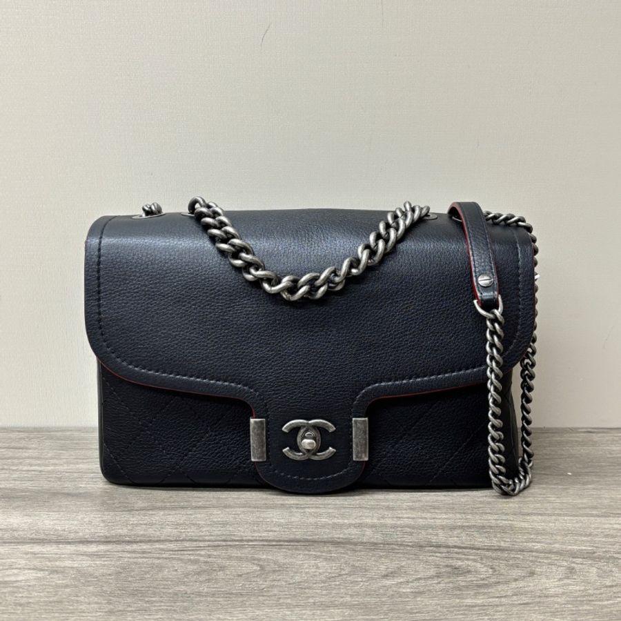 CHANEL 黑銀菱格紋肩背斜背郵差包727*17*9 98新配件塵袋-1