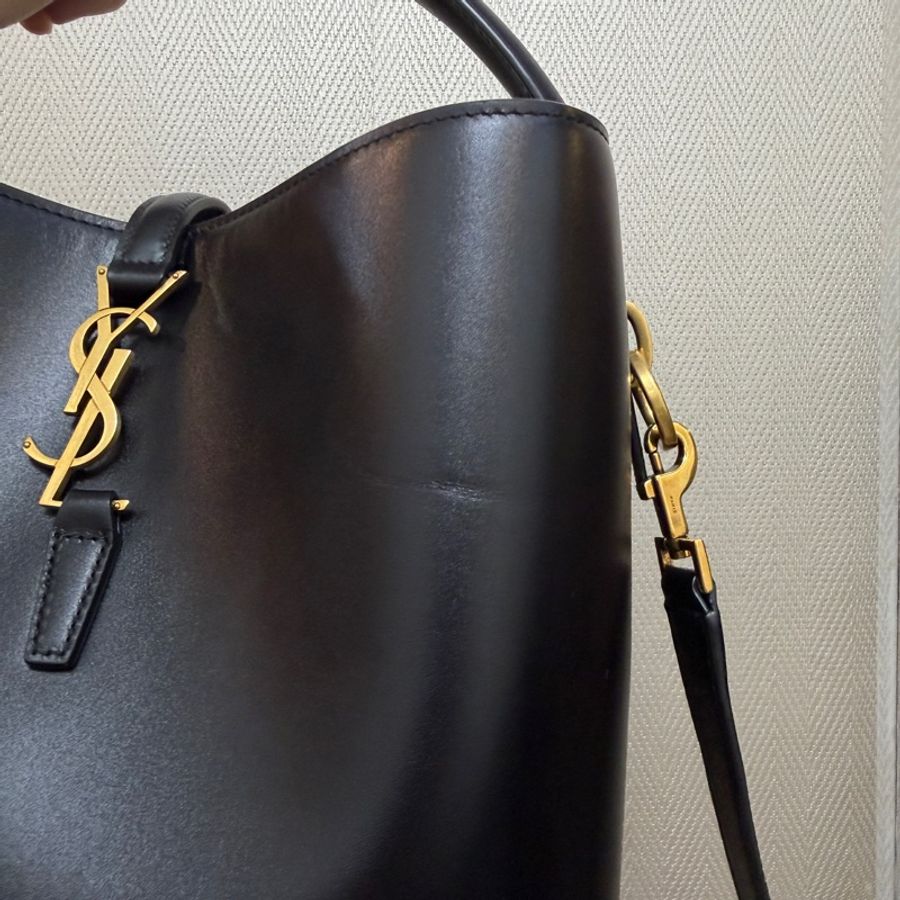YSL 黑滑面牛皮霧金釦LE 37手提肩背水桶包-1