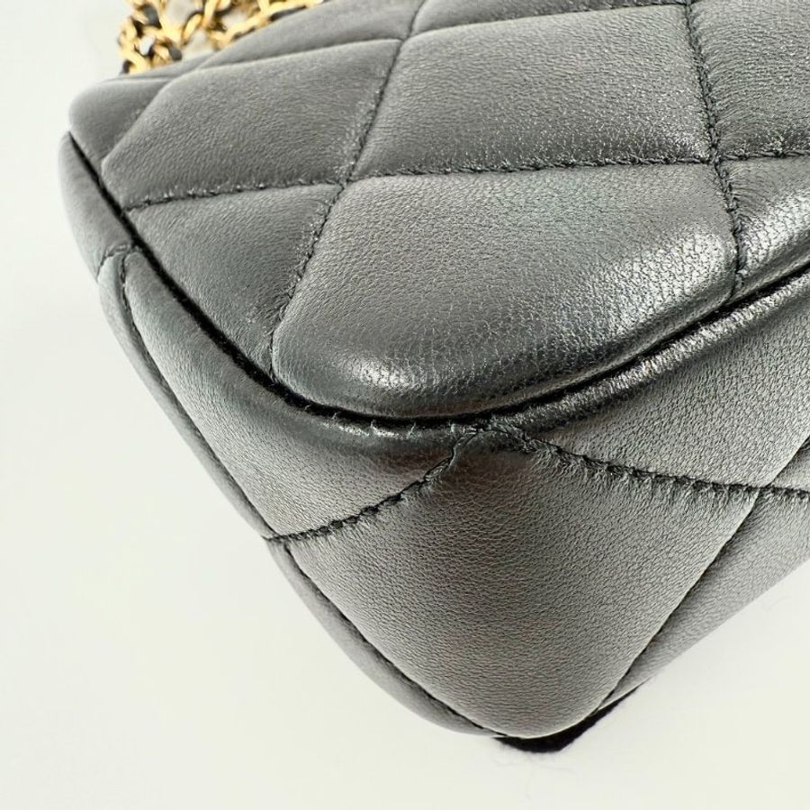 CHANEL - 黑色羊皮金釦24S雙珍珠方胖子-12