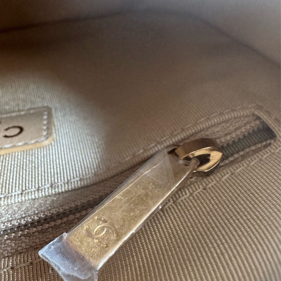 Chanel白色金立體字母相機包❤️部分膠膜未撕-35