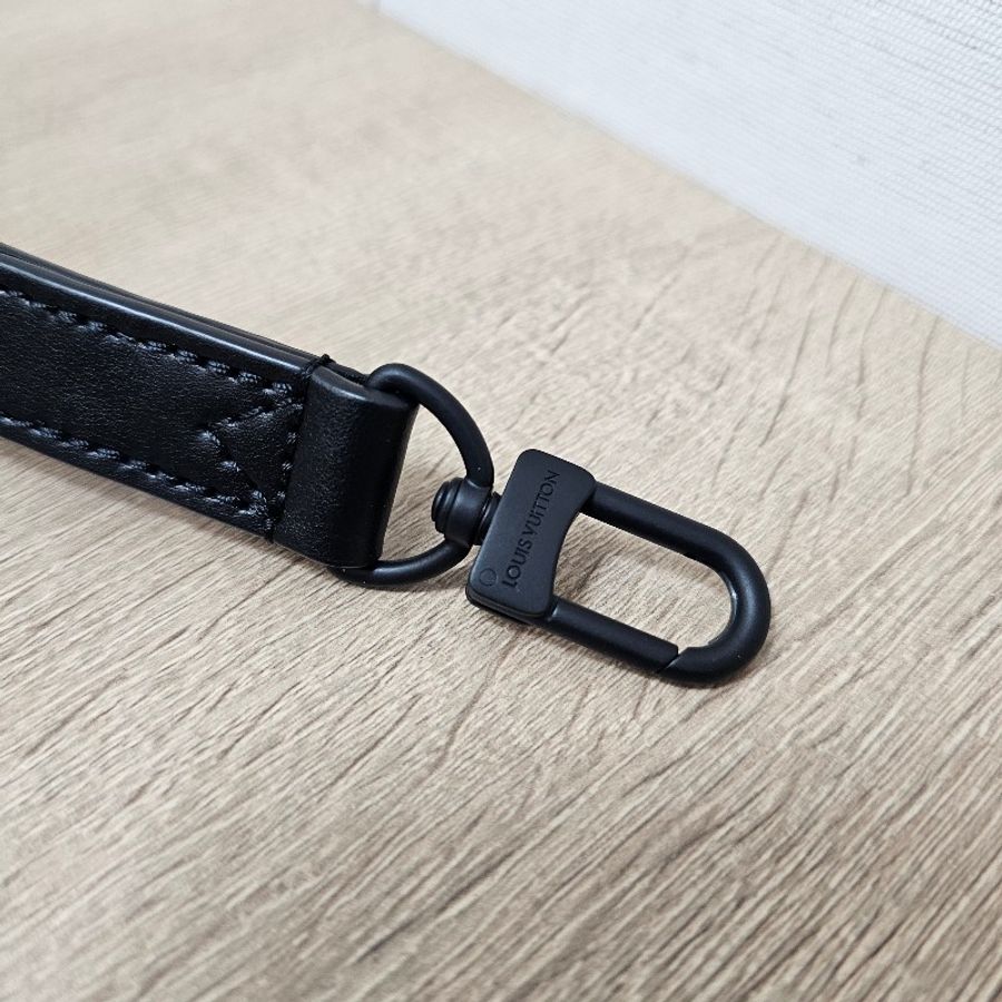[少見配件品項☺️] LV黑牛皮消光黑釦掛飾/手腕帶-1