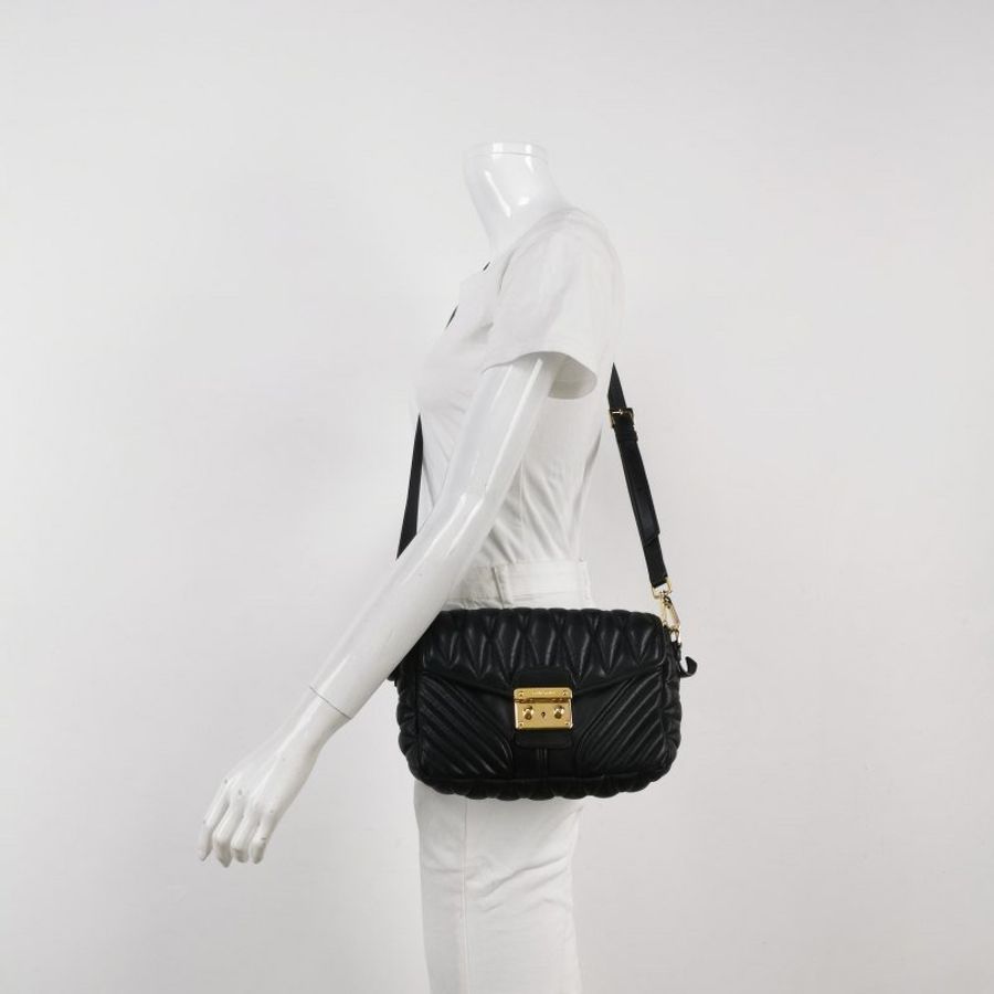 Miu Miu羊皮純色絎縫字母Logo金屬扣斜挎包單肩包-1