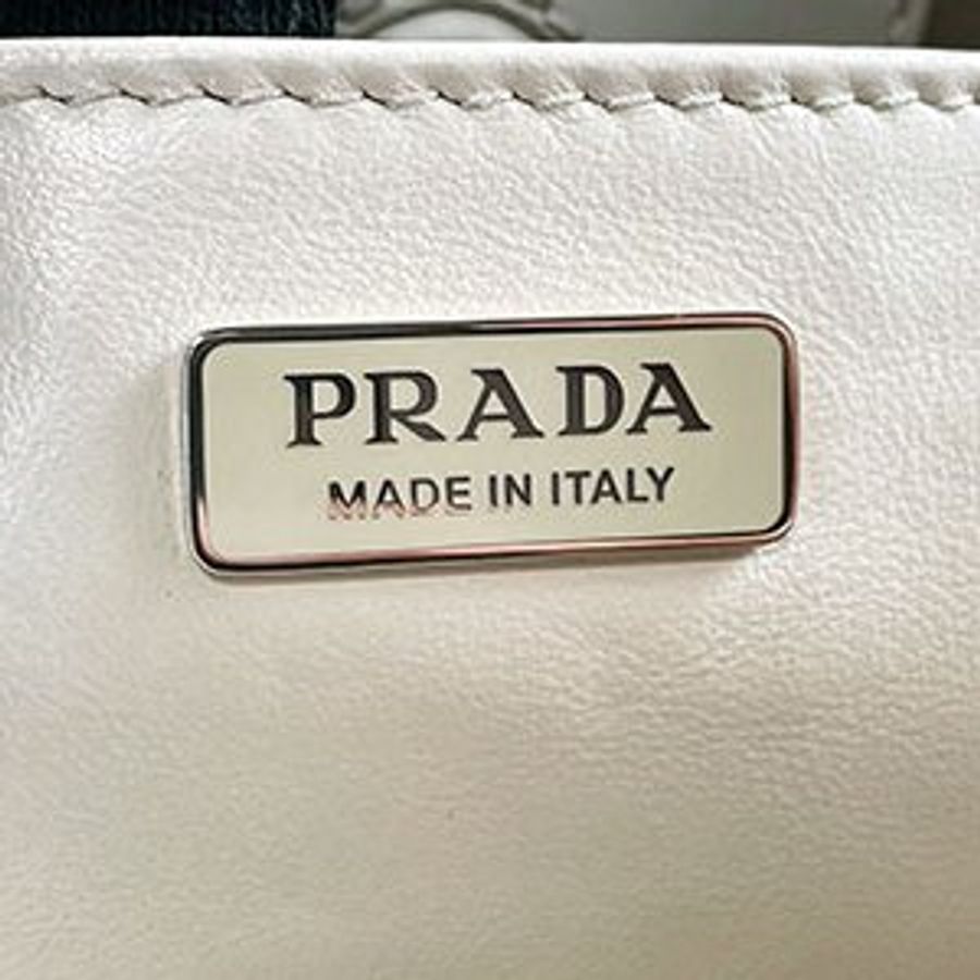*奢華大道國際精品*【P218】PRADA象牙白色拋光小牛皮 CLEO肩背包 1BC156-9