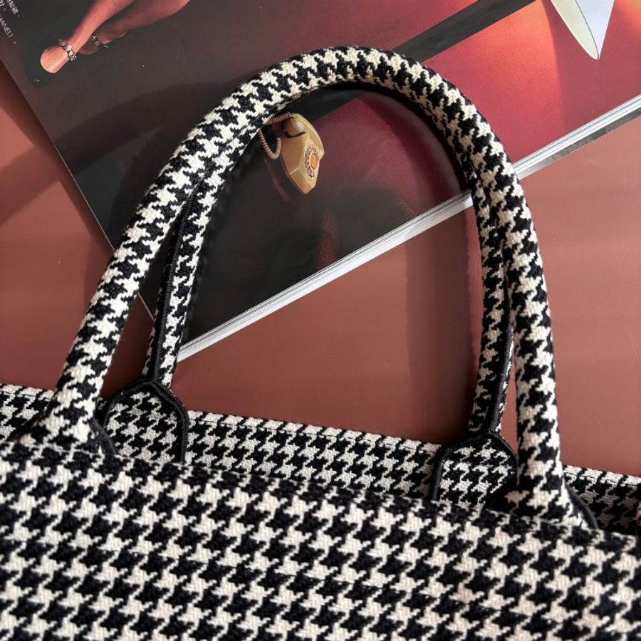 中號 ::Christian Dior:: Dior Book Tote 黑/白色千鳥格刺繡托特包 手提肩背包-5