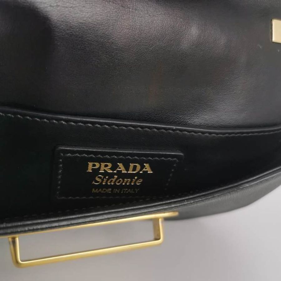 Prada Sidonie牛皮純色字母logo書封式插扣單肩包-7