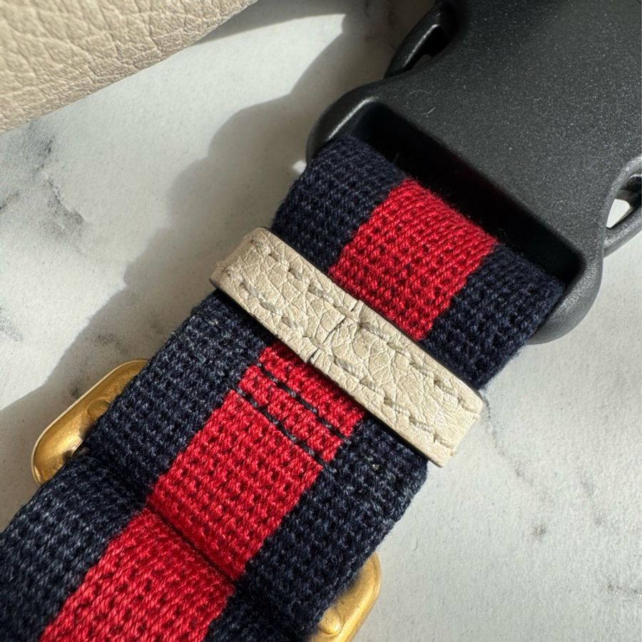 Gucci白皮革胸口包-31