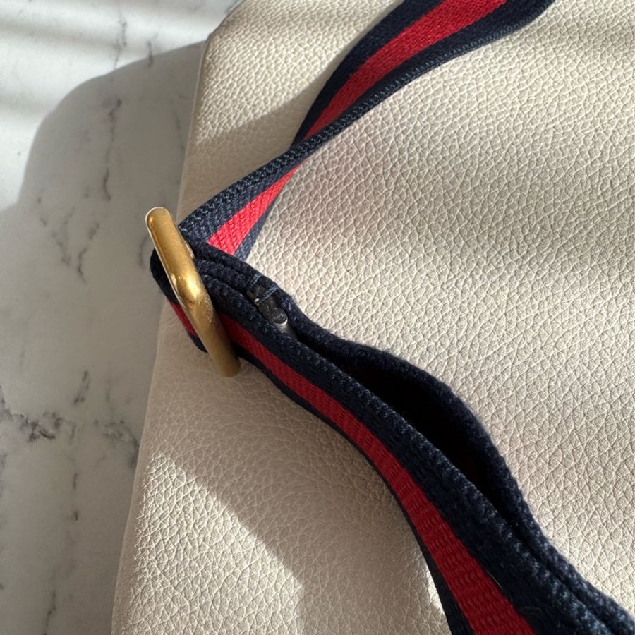 Gucci白皮革胸口包-37