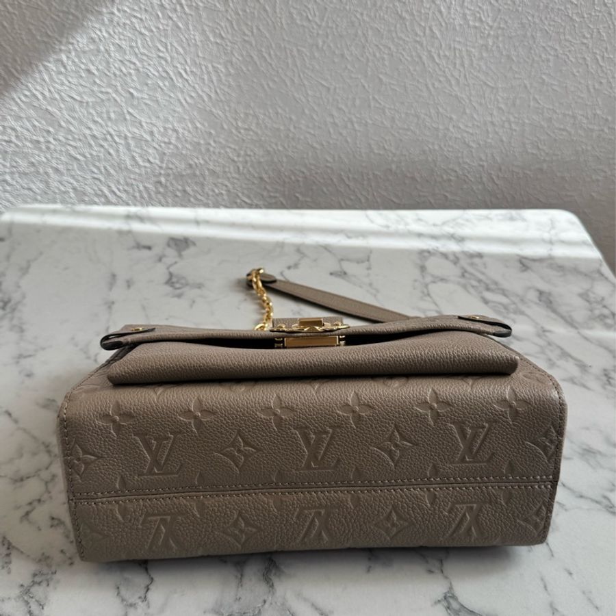 LV M44929奶茶色壓紋雙鏈肩背包-5