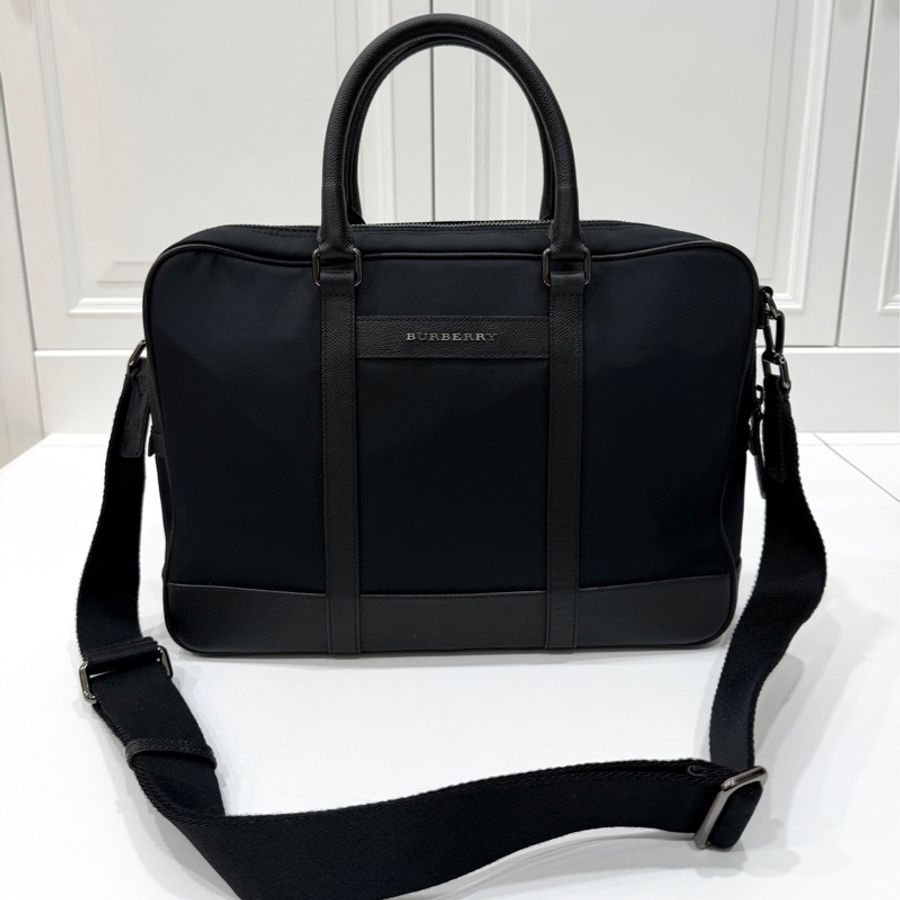 ✨仙闆名牌精品✨ BURBERRY 黑色 尼龍 筆電包 電腦包 公事包 文件包 肩背包 側背包 斜背包-0