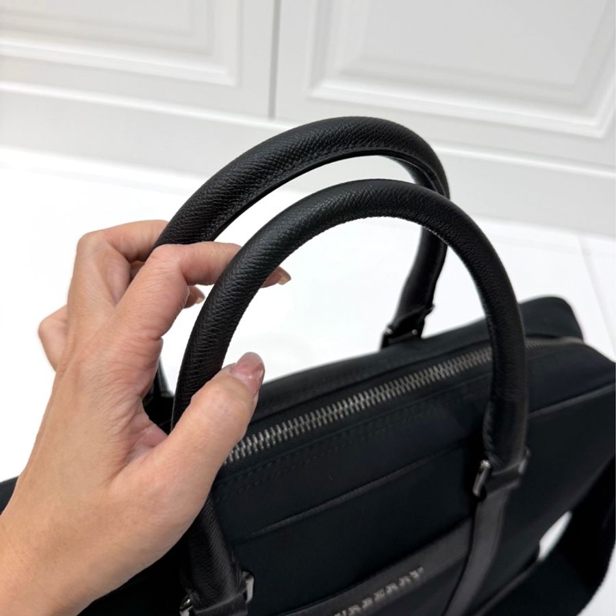 ✨仙闆名牌精品✨ BURBERRY 黑色 尼龍 筆電包 電腦包 公事包 文件包 肩背包 側背包 斜背包-6