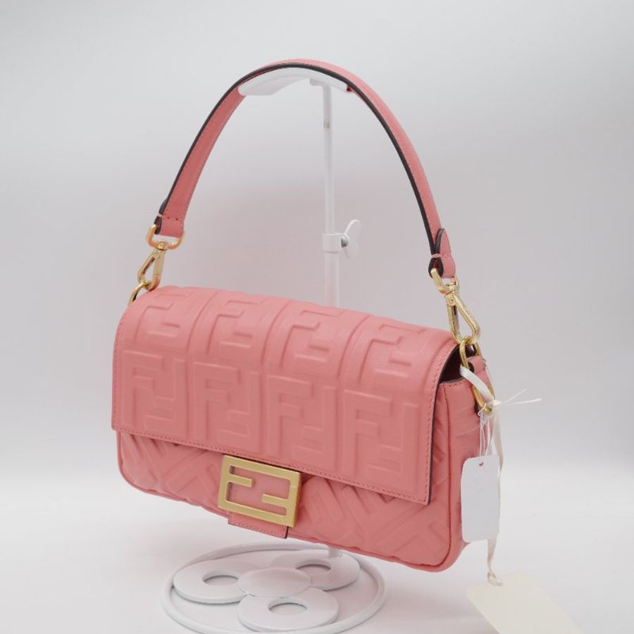 超級新🎁 Fendi 芬迪 FF 1974 Baguette 浮雕壓紋 蜜桃粉 羊皮 法棍包 腋下包 肩背包 手袋-1