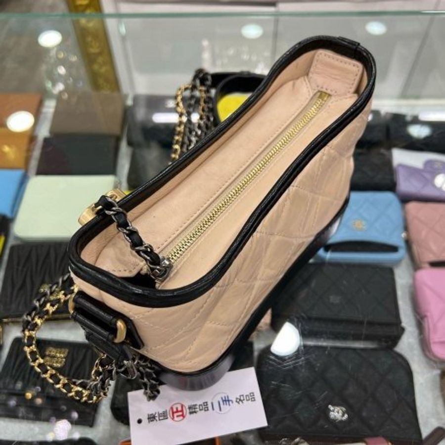 東區正精品㊣CHANEL A91810 香奈兒黑色拼駝色牛皮金銀雙色皮穿鍊帶流浪包肩背包斜背包小款 RZ5334-5
