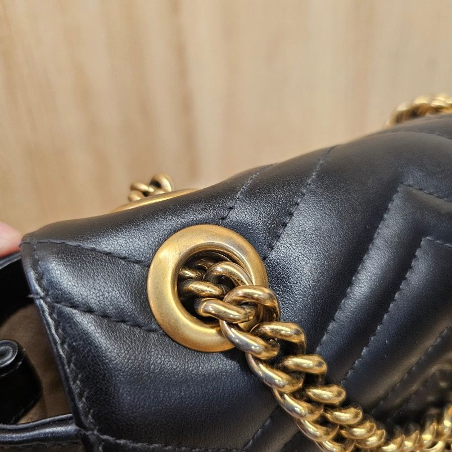 [超高CP值包款❣️] Gucci黑牛皮霧金釦山形紋方形馬夢肩斜背包-27