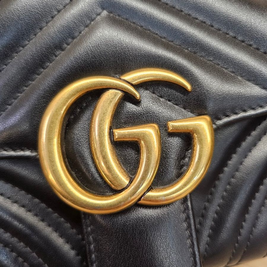 [超高CP值包款❣️] Gucci黑牛皮霧金釦山形紋方形馬夢肩斜背包-29