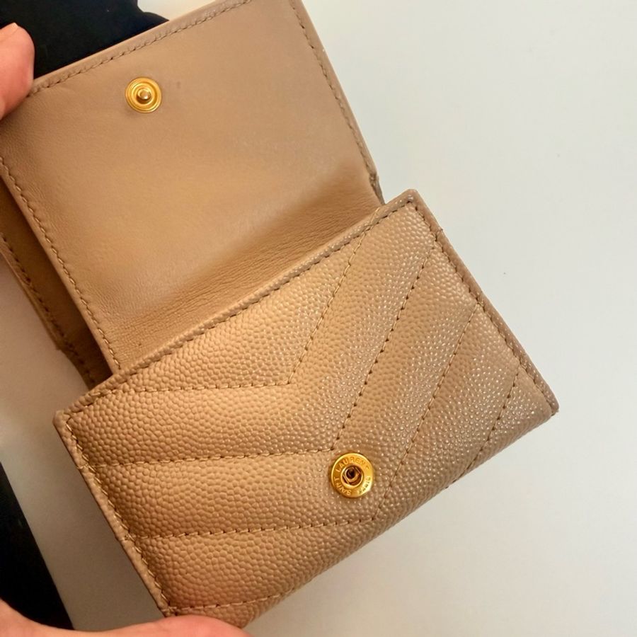 ✔️ Saint Laurent Paris YSL 聖羅蘭 魚子醬牛皮三折短夾(藕粉)-4