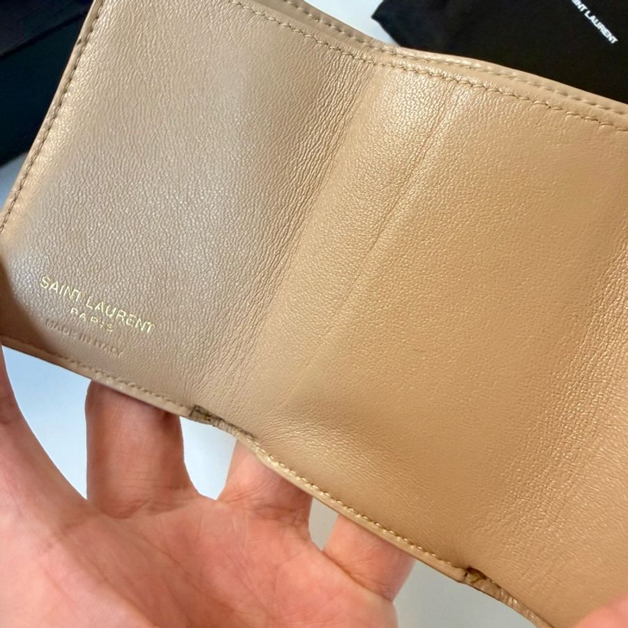 ✔️ Saint Laurent Paris YSL 聖羅蘭 魚子醬牛皮三折短夾(藕粉)-13