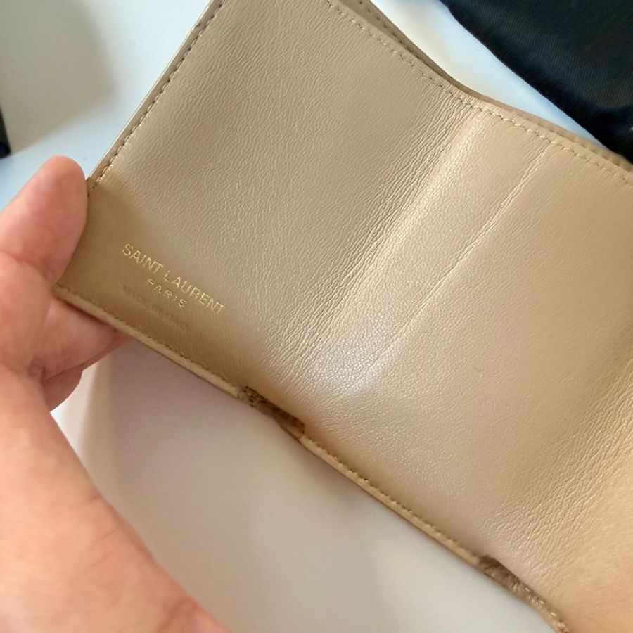 ✔️ Saint Laurent Paris YSL 聖羅蘭 魚子醬牛皮三折短夾(藕粉)-15