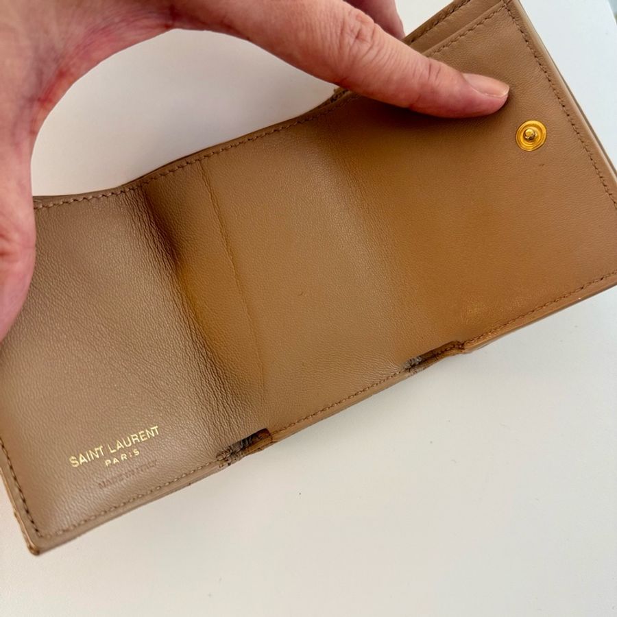 ✔️ Saint Laurent Paris YSL 聖羅蘭 魚子醬牛皮三折短夾(藕粉)-34