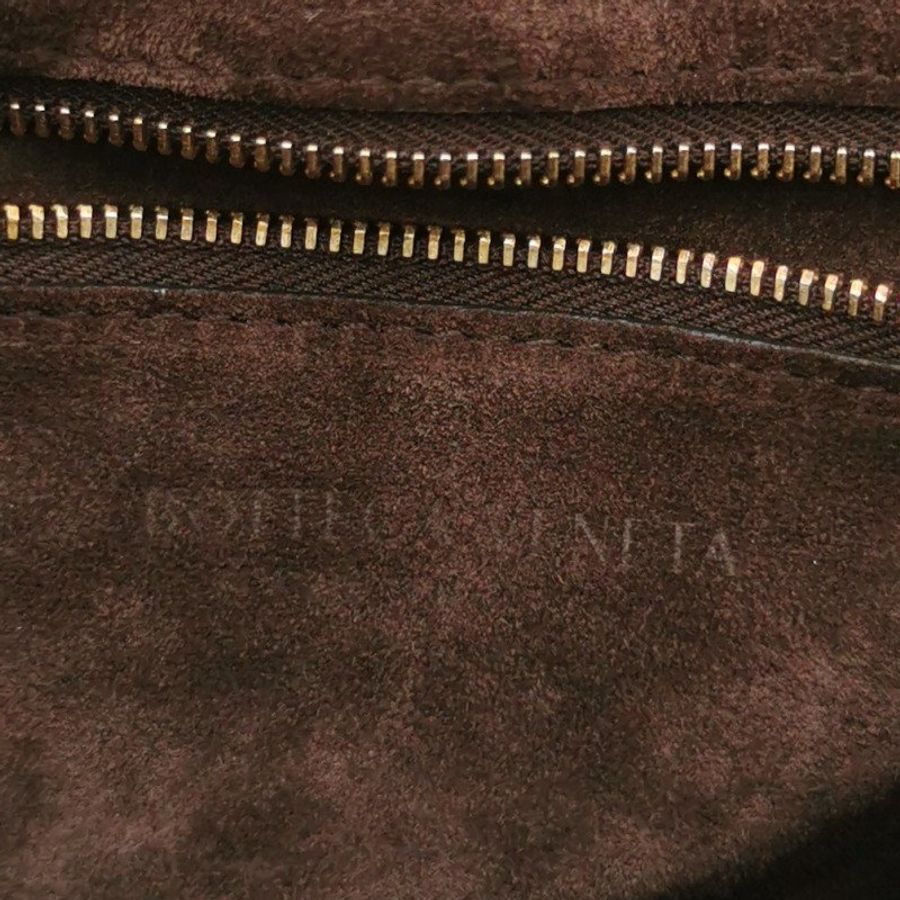 Bottega Veneta Cassette翻毛皮純色Intreccio編織斜挎包單肩包-7