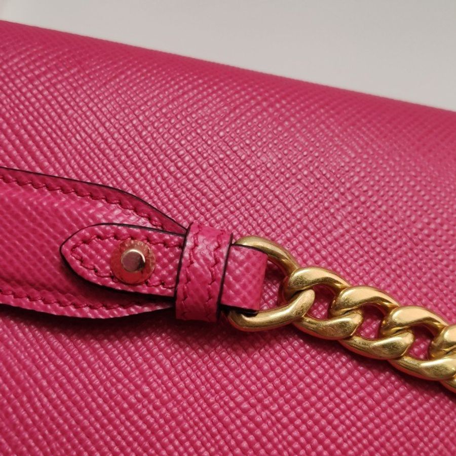 Prada Monochrome牛皮純色字母logo信封式翻蓋斜挎包-10
