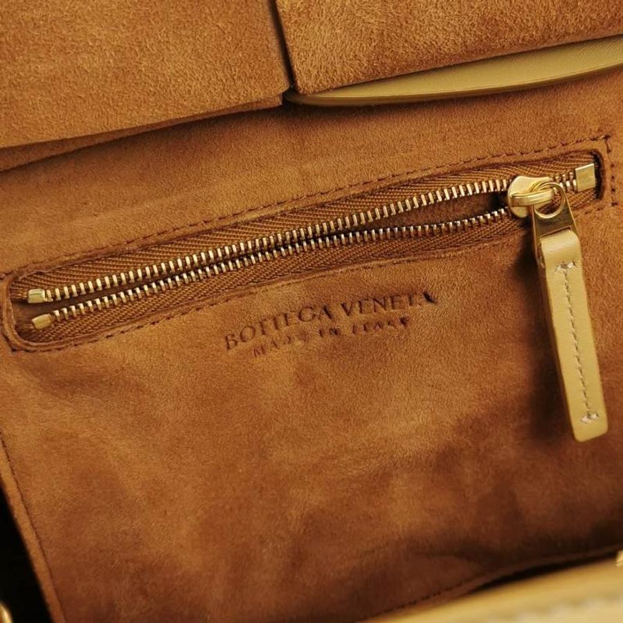 Bottega VenetaArco迷你牛皮Intrecciato編織斜挎包-7
