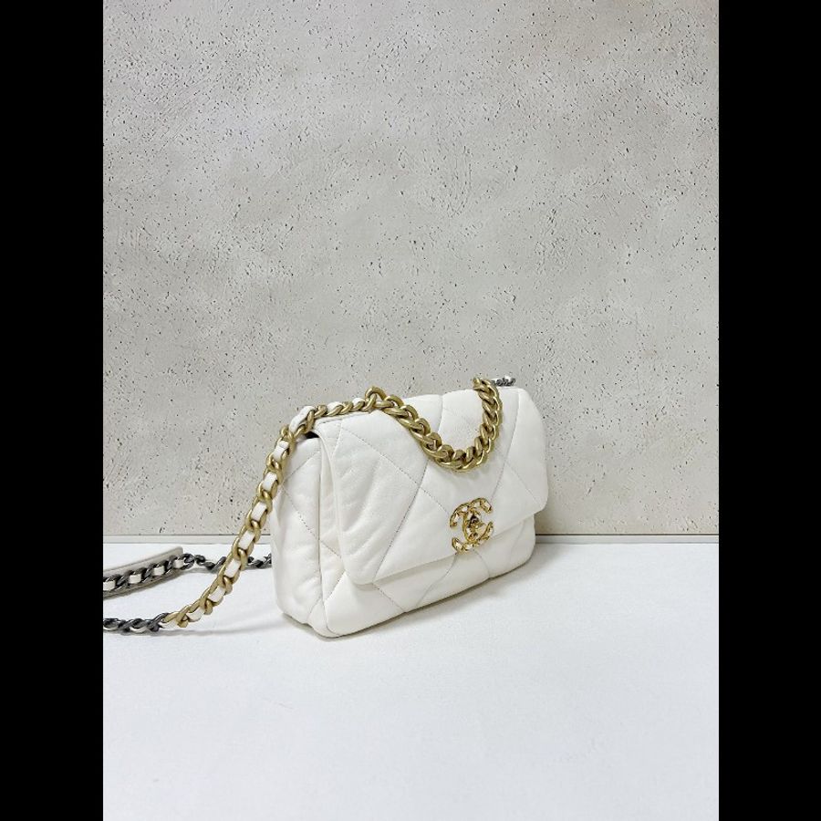 Chanel 19bag small
白色金扣小號-1