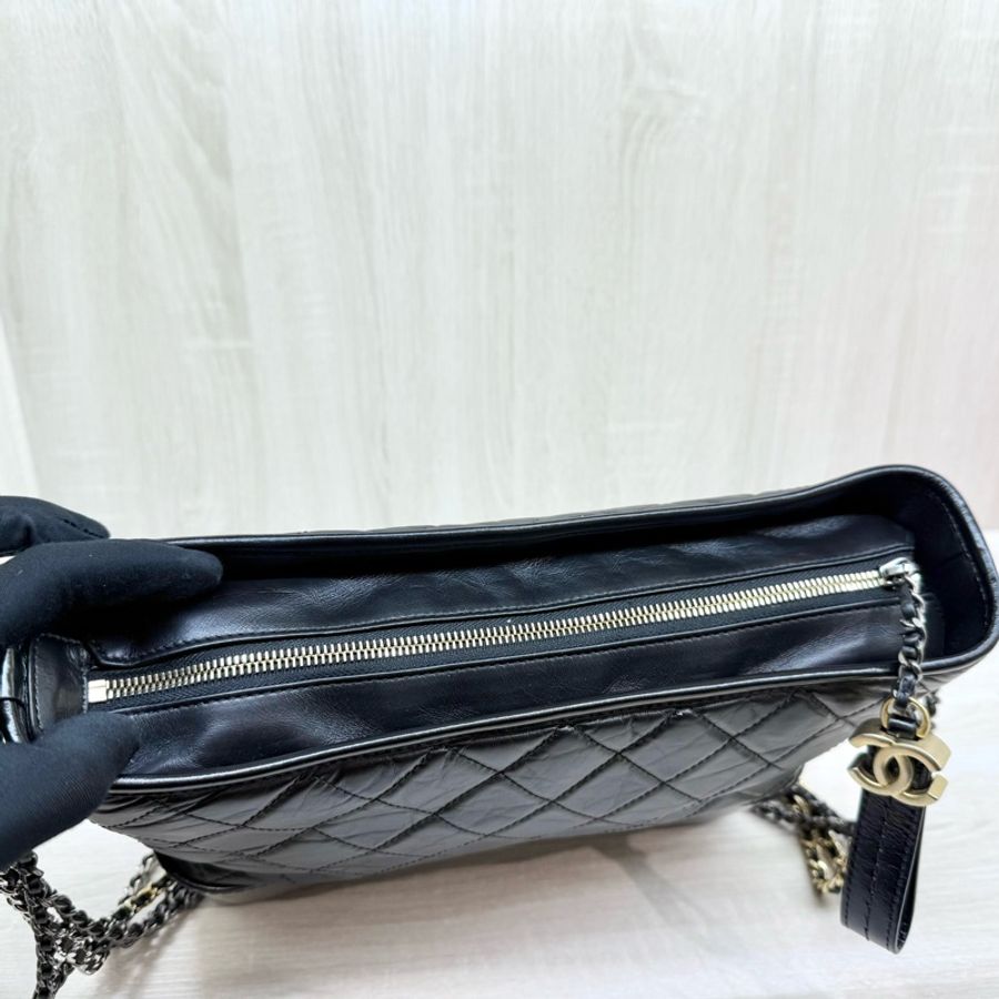 CHANEL黑色揉製牛皮大號流浪包A93824-8