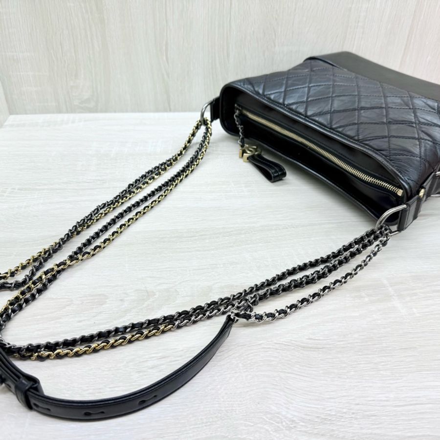 CHANEL黑色揉製牛皮大號流浪包A93824-9