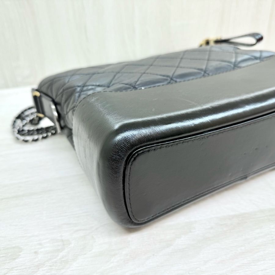CHANEL黑色揉製牛皮大號流浪包A93824-10