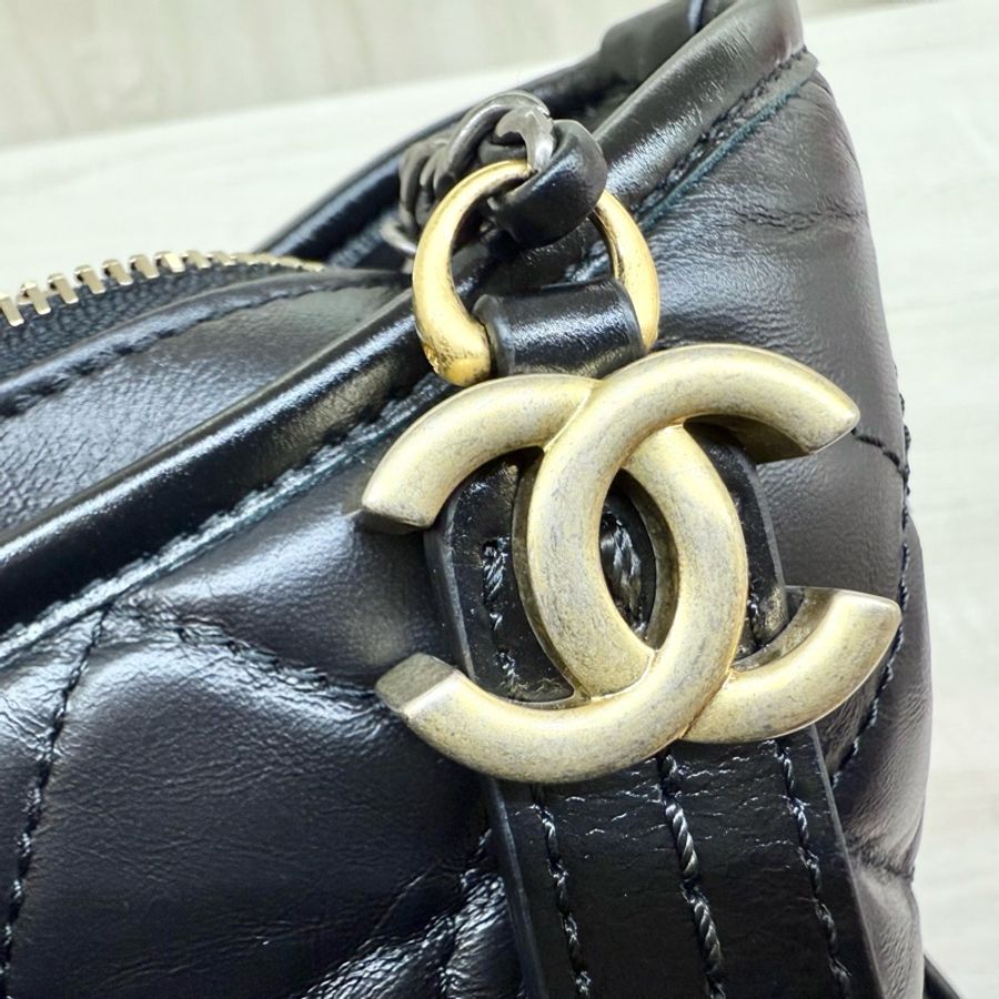 CHANEL黑色揉製牛皮大號流浪包A93824-13