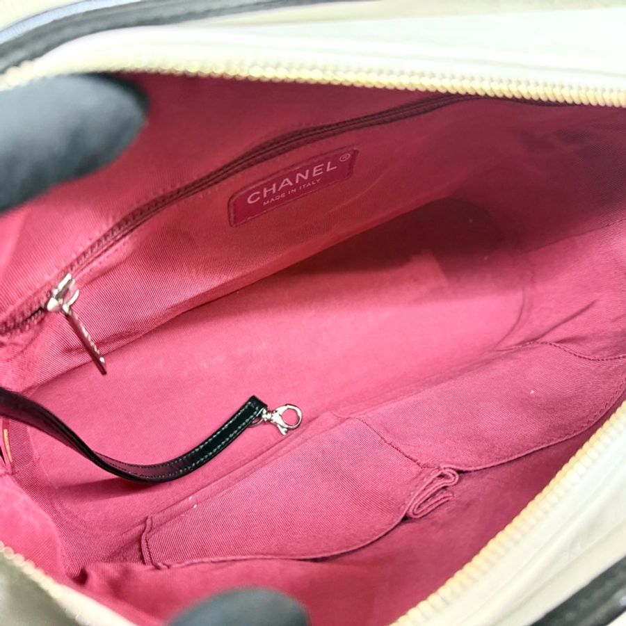 CHANEL黑拚白牛皮菱格紋大號流浪包A93824-7