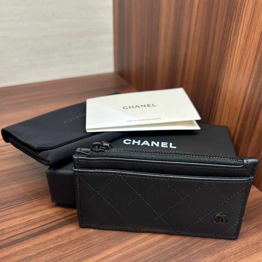 搶手貨😍 Chanel 黑牛皮菱格黑logo 一字拉後5卡卡包-0